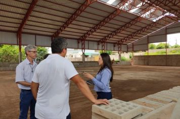 Foto - OBRAS EM VIAS PÚBLICAS, ESCOLA E ENTREGA DE VEÍCULO À SECRETARIA DE AGRICULTURA