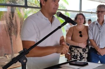 Foto - OBRAS EM VIAS PÚBLICAS, ESCOLA E ENTREGA DE VEÍCULO À SECRETARIA DE AGRICULTURA