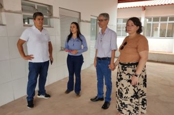 Foto - OBRAS EM VIAS PÚBLICAS, ESCOLA E ENTREGA DE VEÍCULO À SECRETARIA DE AGRICULTURA