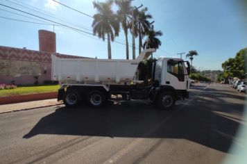 Foto - OBRAS EM VIAS PÚBLICAS, ESCOLA E ENTREGA DE VEÍCULO À SECRETARIA DE AGRICULTURA