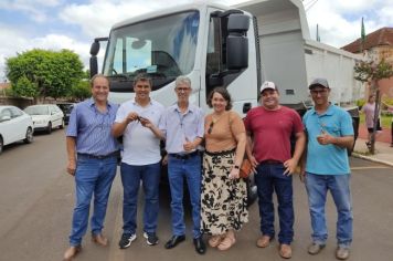 Foto - OBRAS EM VIAS PÚBLICAS, ESCOLA E ENTREGA DE VEÍCULO À SECRETARIA DE AGRICULTURA