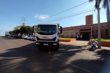 Foto - OBRAS EM VIAS PÚBLICAS, ESCOLA E ENTREGA DE VEÍCULO À SECRETARIA DE AGRICULTURA