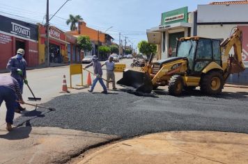 Foto - OBRAS EM VIAS PÚBLICAS, ESCOLA E ENTREGA DE VEÍCULO À SECRETARIA DE AGRICULTURA