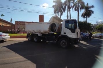 Foto - OBRAS EM VIAS PÚBLICAS, ESCOLA E ENTREGA DE VEÍCULO À SECRETARIA DE AGRICULTURA