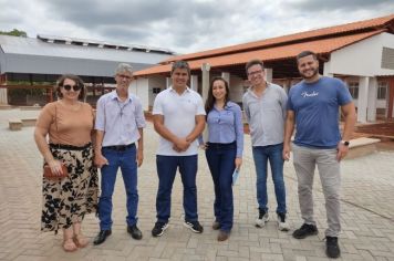 Foto - OBRAS EM VIAS PÚBLICAS, ESCOLA E ENTREGA DE VEÍCULO À SECRETARIA DE AGRICULTURA