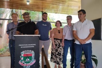 Foto - OBRAS EM VIAS PÚBLICAS, ESCOLA E ENTREGA DE VEÍCULO À SECRETARIA DE AGRICULTURA