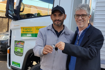 BANDEIRANTES RECEBE CAMINHÃO REFRIGERADO PARA FORTALECER AGRICULTURA FAMILIAR E ALIMENTAÇÃO ESCOLAR