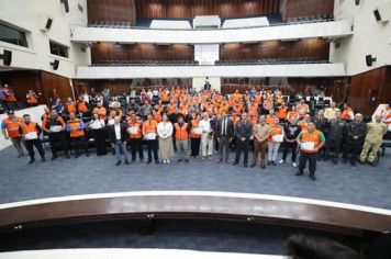 AGENTE DA DEFESA CIVIL DE BANDEIRANTES PARTICIPA DE HOMENAGEM NA ASSEMBLEIA LEGISLATIVA DO ESTADO DO PARANÁ.