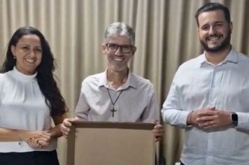 PREFEITURA DE BANDEIRANTES REALIZA ENTREGA HISTÓRICA DE KITS DE MATERIAL ESCOLAR PARA A REDE MUNICIPAL DE ENSINO