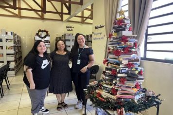 BIBLIOTECA CIDADÃ EM CLIMA NATALINO COM ÁRVORE DE LIVROS E EVENTO ESPECIAL PARA CRIANÇAS 