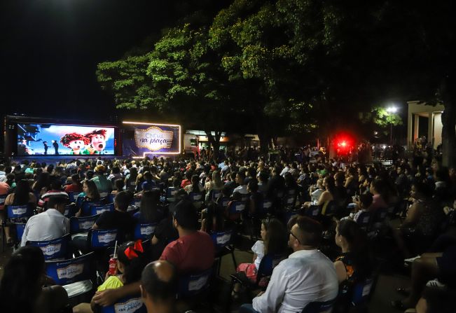 Parceria entre prefeitura municipal de Bandeirantes, através da Secretaria de Educação e Cultura, e Governo do Estado do Paraná traz programa “Cinema na Praça”.