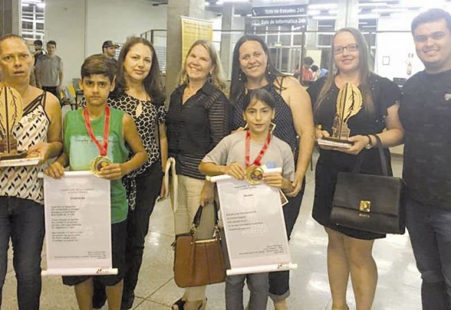 Alunos do Projeto Futuro Integral são premiados em Festival de Poesia do PR
