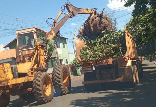 MUTIRÃO DE LIMPEZA URBANA MOBILIZA SERVIDORES, EMPRESAS E COMUNIDADE LOCAL