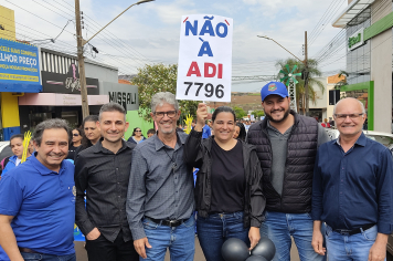 MANIFESTANTES EM BANDEIRANTES SAEM ÀS RUAS EM DEFESA DA APAE E DA EDUCAÇÃO ESPECIAL NO MUNICÍPIO E NO PARANÁ