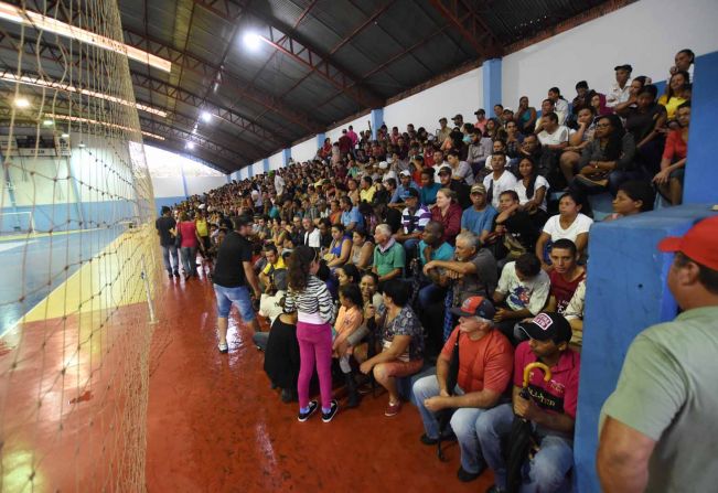 Bandeirantenses enfrentam chuva para retirar senha para Cadastro Geral de moradias