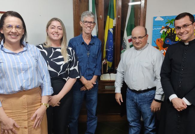 PREFEITURA E SANTUÁRIO ASSINAM CONTRATO DE COMODATO PARA PRAÇA SANTA TEREZINHA 